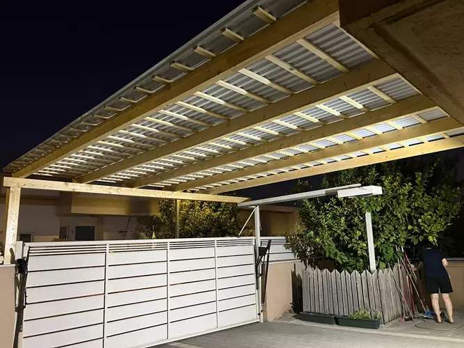 בניית פרגולת עץ בכניסה לבית